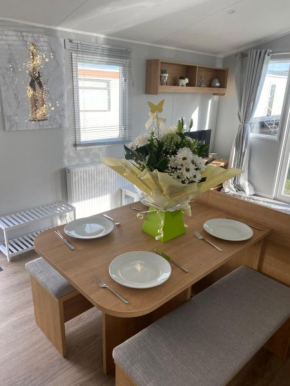 Stylish 3 Bedroom caravan near the Beach